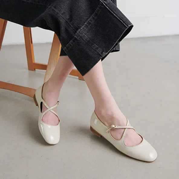 Ballet flats with crossed straps in ecru patent and ecru leather