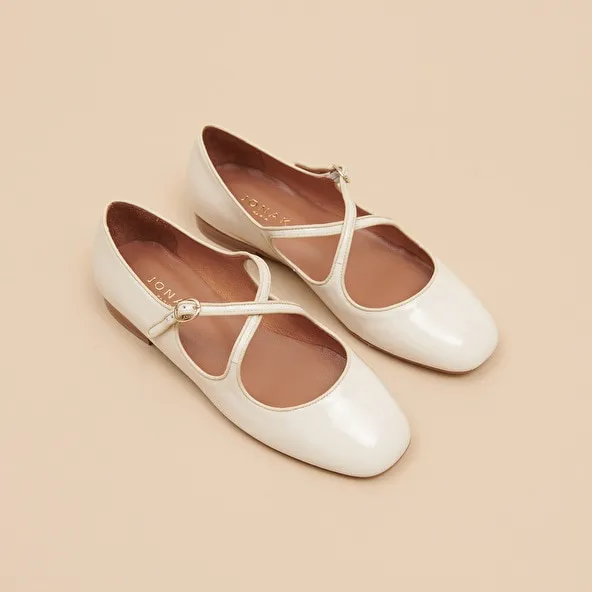 Ballet flats with crossed straps in ecru patent and ecru leather