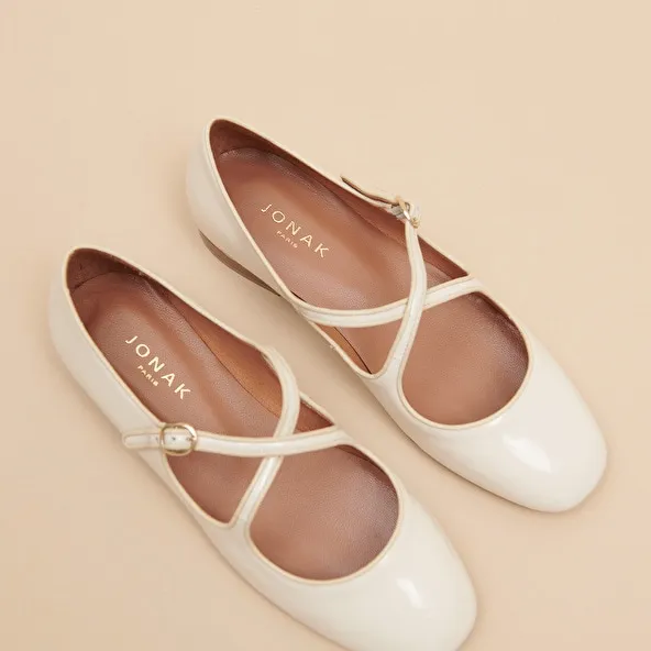 Ballet flats with crossed straps in ecru patent and ecru leather