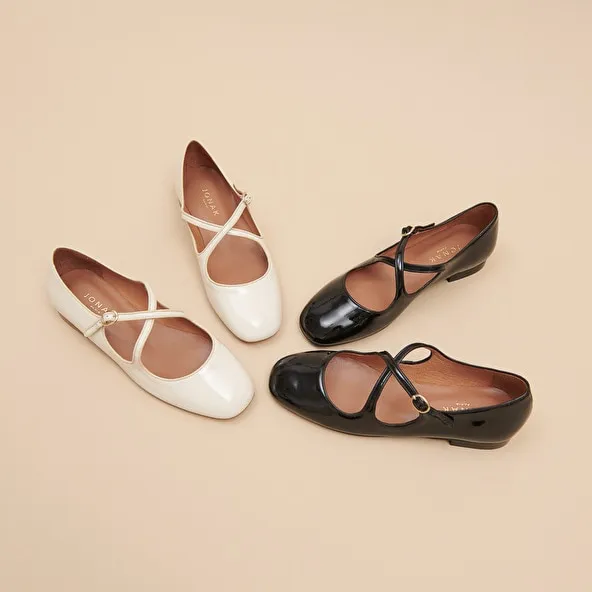 Ballet flats with crossed straps in ecru patent and ecru leather