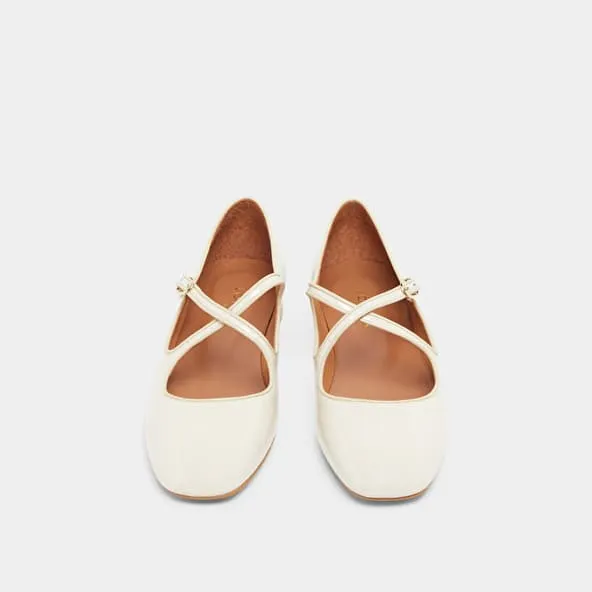 Ballet flats with crossed straps in ecru patent and ecru leather