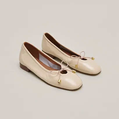 Ballet flats with laces in beige leather