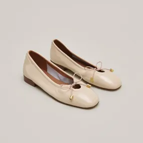 Ballet flats with laces in beige leather