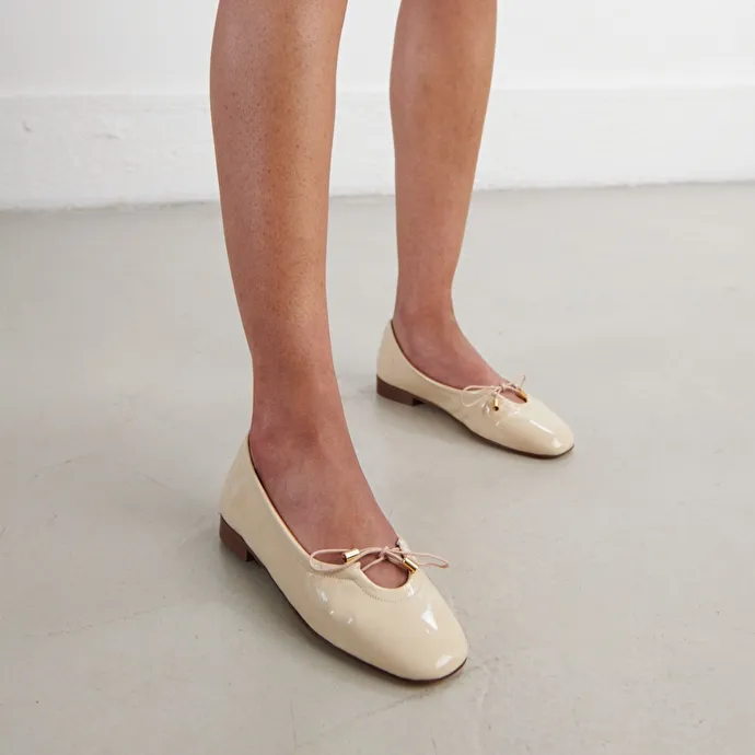 Ballet flats with laces in beige leather