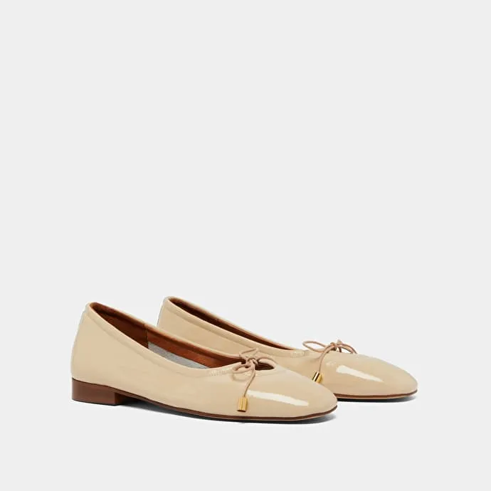 Ballet flats with laces in beige leather