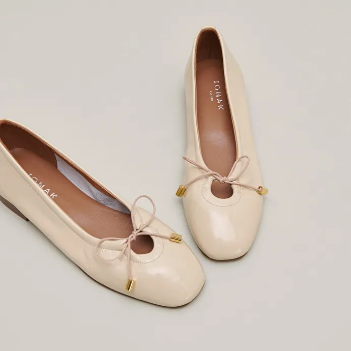 Ballet flats with laces in beige leather