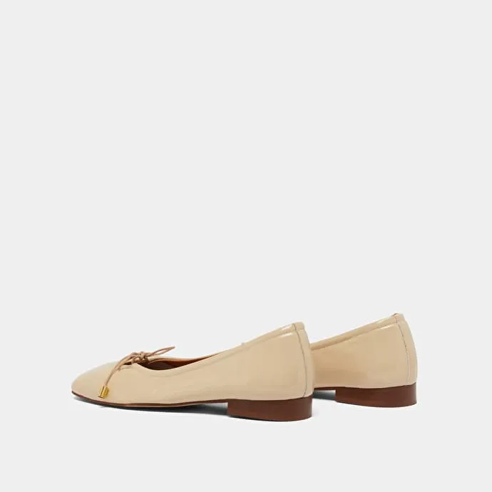 Ballet flats with laces in beige leather