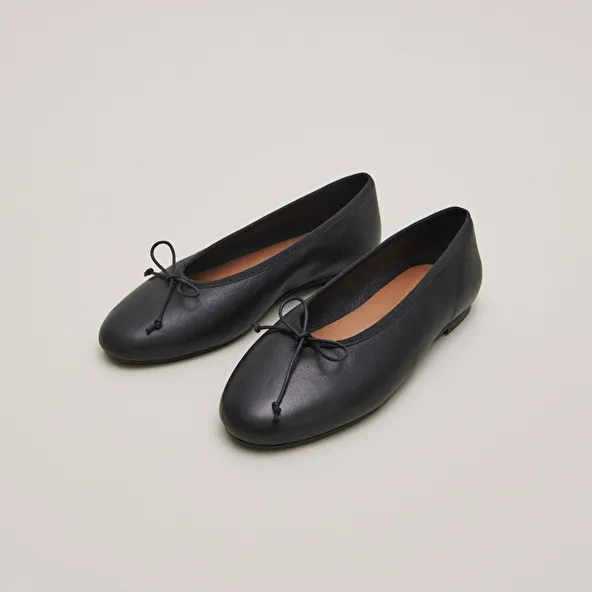 Ballet flats with laces in black leather