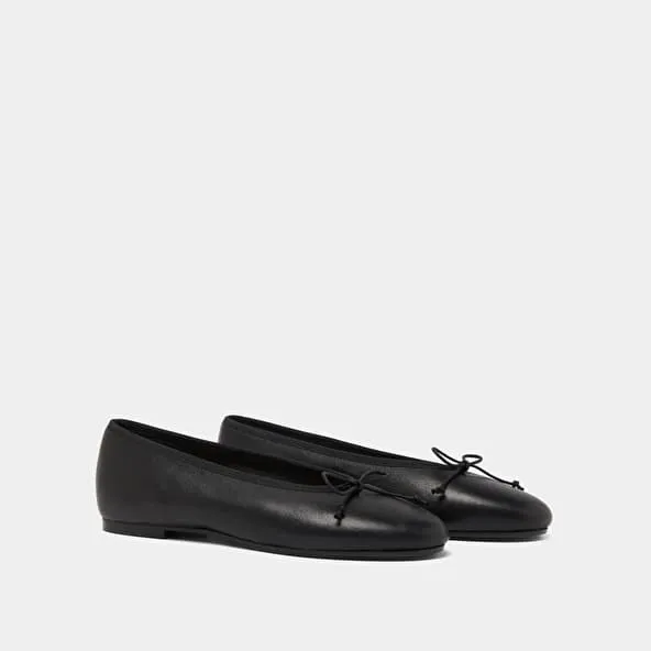 Ballet flats with laces in black leather