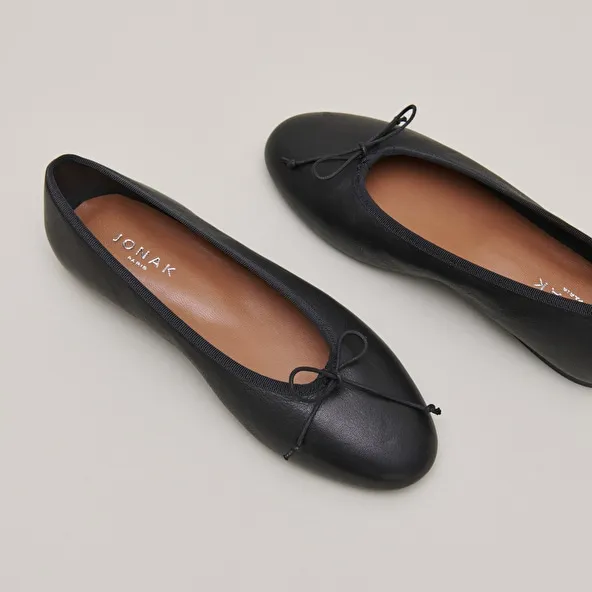 Ballet flats with laces in black leather