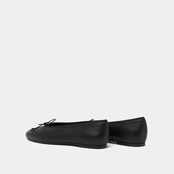 Ballet flats with laces in black leather