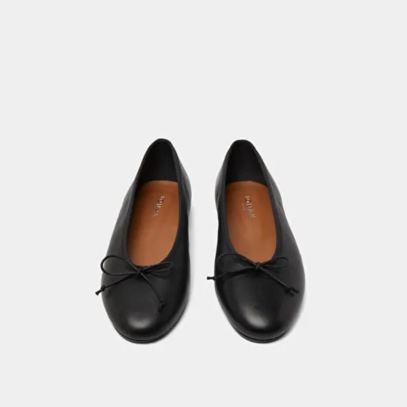 Ballet flats with laces in black leather