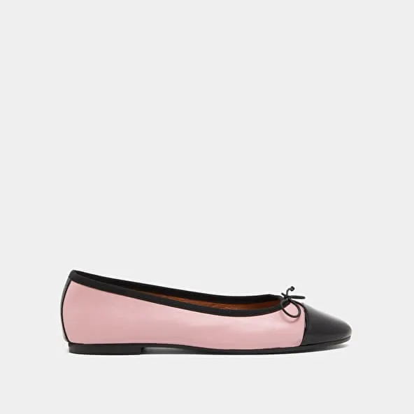 Ballet flats with round toes and bows in pink leather and black patent