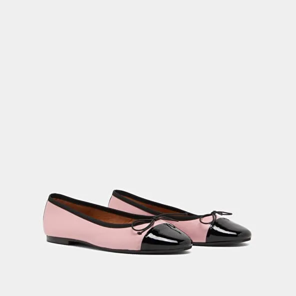 Ballet flats with round toes and bows in pink leather and black patent