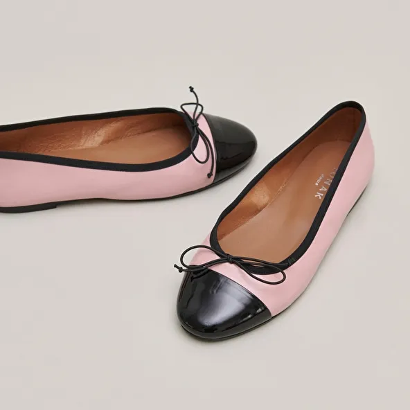 Ballet flats with round toes and bows in pink leather and black patent