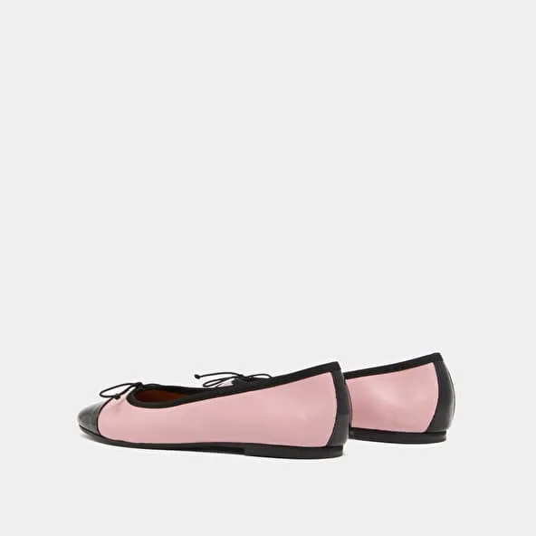 Ballet flats with round toes and bows in pink leather and black patent