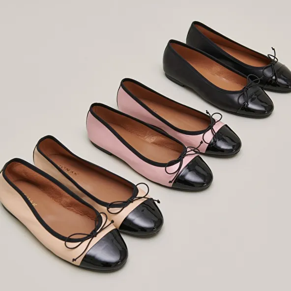 Ballet flats with round toes and bows in pink leather and black patent