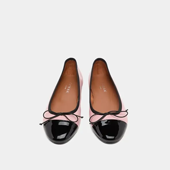 Ballet flats with round toes and bows in pink leather and black patent